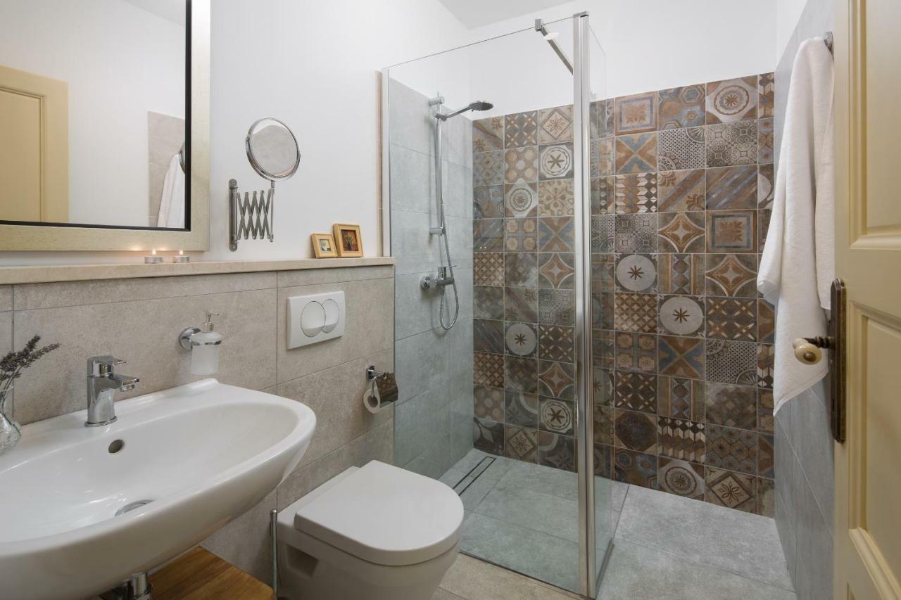 Mondinica Heritage House - Heated Pool Dobrinj Bagian luar foto